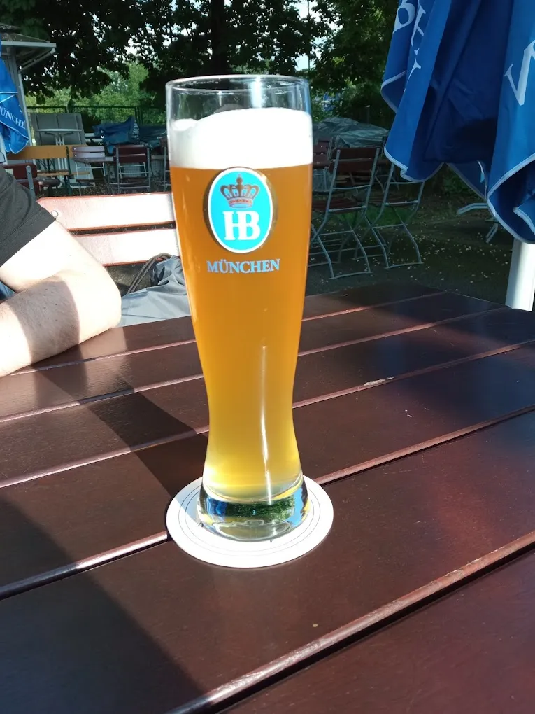 Hofbräu-Weißbier im Biergarten
