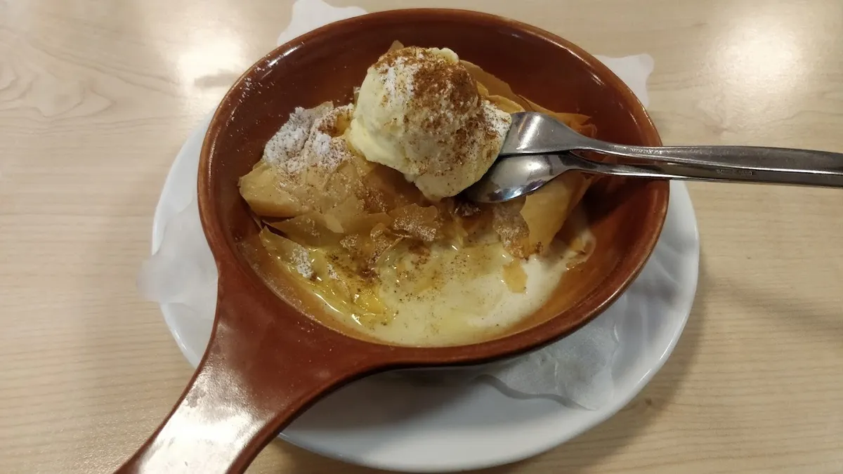 Warm serviertes Dessert mit Vanilleeis