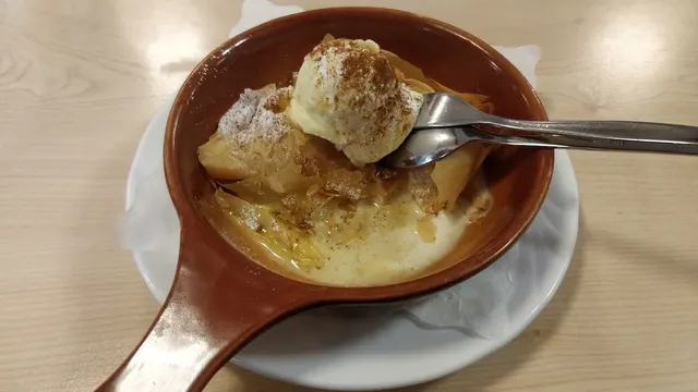 Dessert mit Vanilleeis