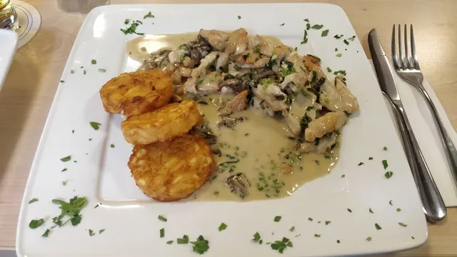Fleischgericht mit Pilzrahm und Kartoffelbeilage
