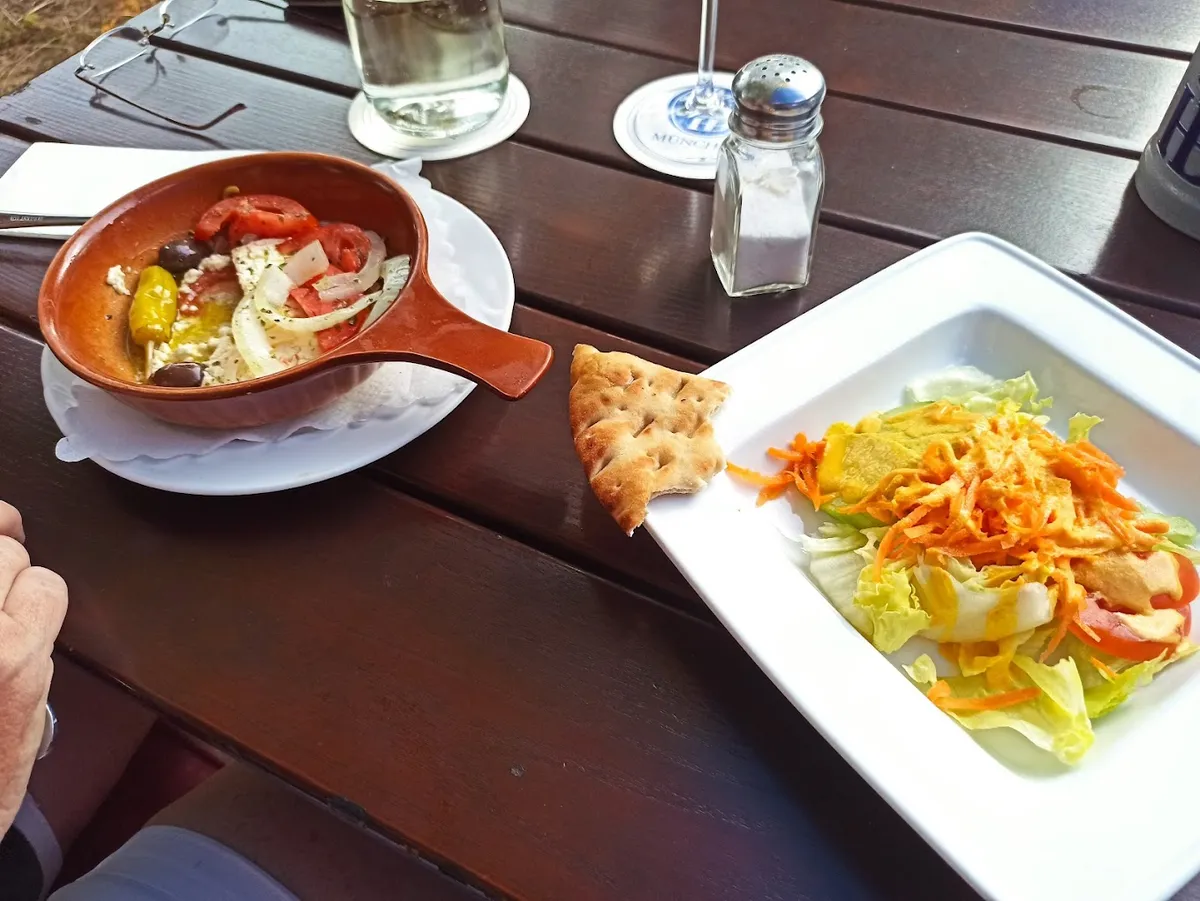 Schafskäse mit Tomaten, Oliven und Salat