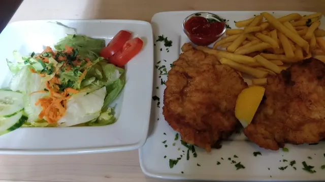 Schnitzel mit Pommes und Salat